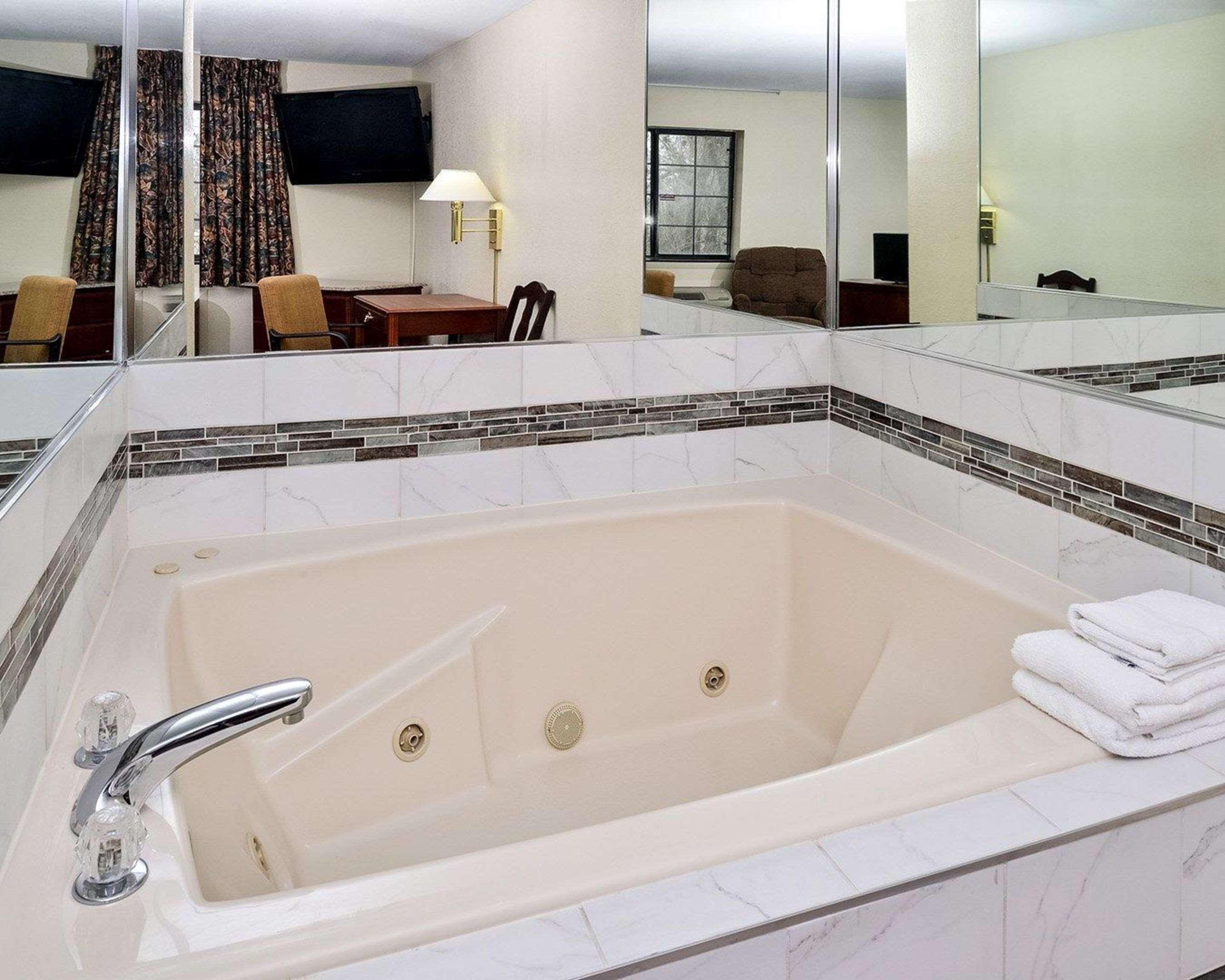 Econo Lodge Inn & Suites Shelbyville Eksteriør bilde
